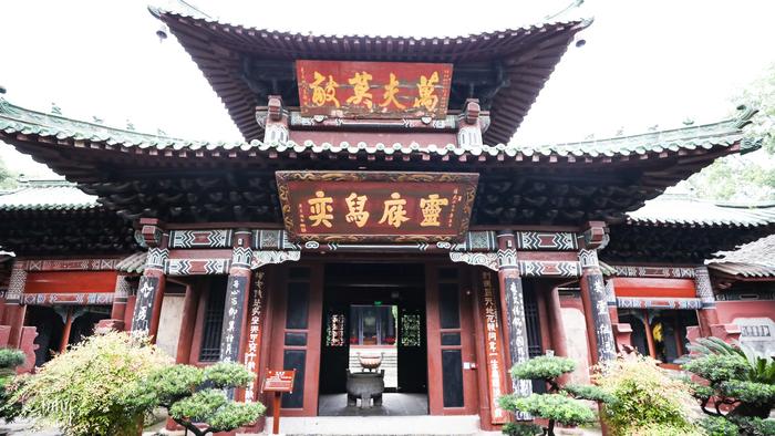 阆中古城有一座纪念张飞的祠庙叫“汉桓侯祠”，背后就是他墓地