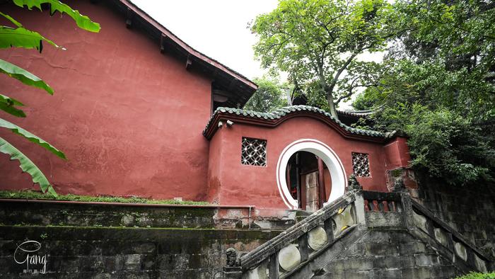 阆中古城有一座纪念张飞的祠庙叫“汉桓侯祠”，背后就是他墓地