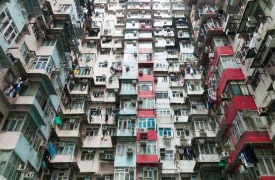香港房子很多都没阳台，衣服都晾在哪里？今天算是见识到了