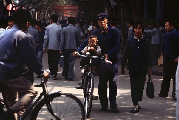 60年代的人们穿什么样服饰？