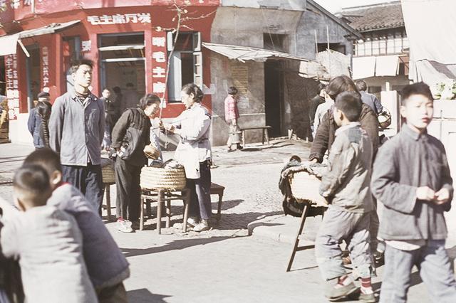 60年代的人们穿什么样服饰？