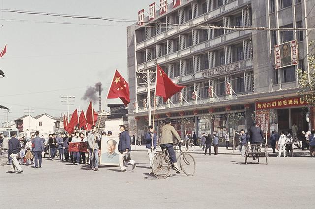 60年代的人们穿什么样服饰？