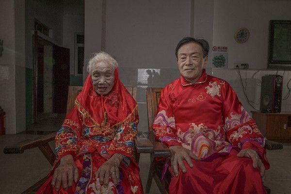 为完成老妈的心愿 75岁儿代替早逝父亲和96岁老妈拍婚纱照