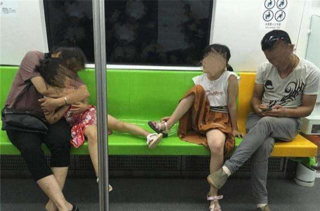 地铁上宝妈一举动被记录，网友们看后称赞：她的孩子差不了