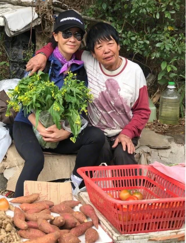 刘嘉玲与菜农合影接地气，运动服穿成紧身裤，身材好到犯规