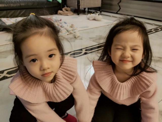 “偏心”的基因：杨云的双胞胎女儿，一个清秀，一个兜齿