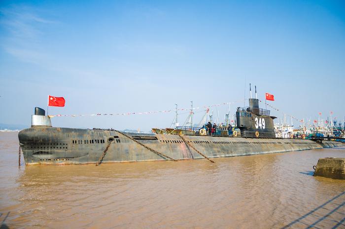 浙江唯一的潜艇观光基地，停泊在台州椒江上，游客可进入内部参观
