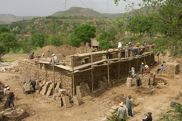 若城里人去农村买宅基地建房，能让农民富裕起来？专家：想多了