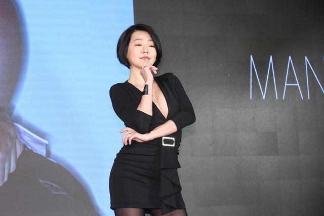 徐熙娣“3D”身材真有料，黑色紧身裙秀高挑身材，女人味十足