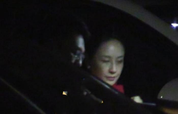 王学兵前妻孙宁罕露面，与神秘男子热聊同行，被爆早已隐婚生子