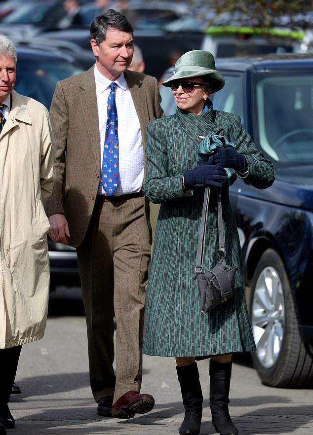 英国女王38岁外孙女一身高贵紫亮相赛马会！安妮公主穿绿大衣霸气