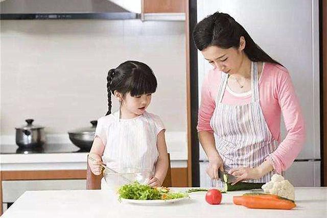 家里宝宝想要“帮厨”，却好心帮倒忙，妈妈：想揍人怎么办？