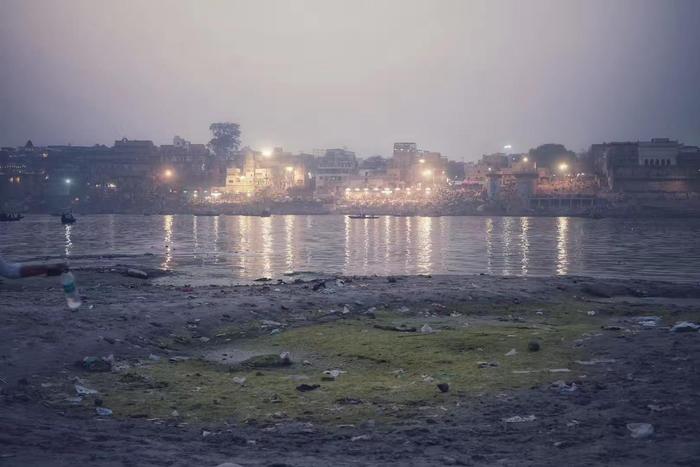 实拍恒河夜祭！看印度瓦拉纳西的盛大仪式，泛舟恒河放花灯