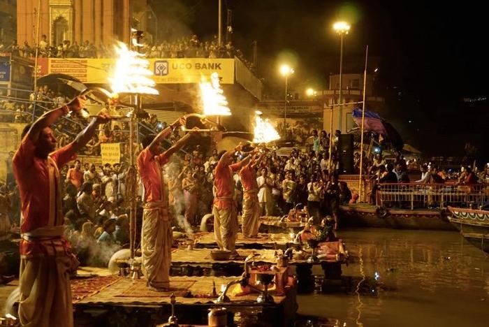 实拍恒河夜祭！看印度瓦拉纳西的盛大仪式，泛舟恒河放花灯