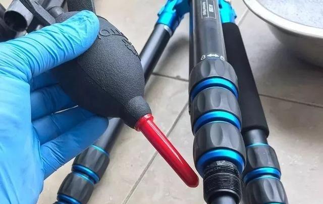想让你的三脚架更“长寿”吗?给它好好洗个澡吧