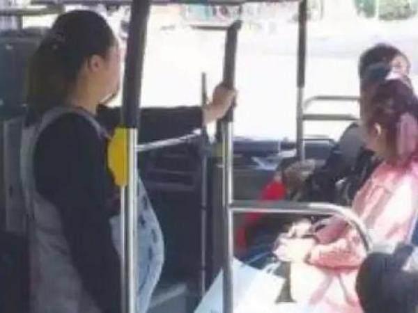 小孩公交上被孕妇要求让座，小孩的回答让孕妇很尴尬！