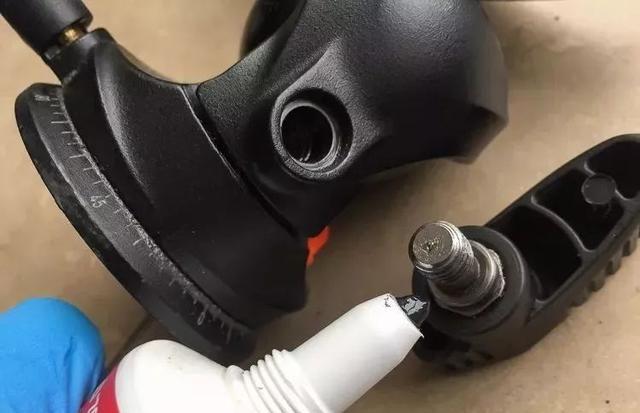 想让你的三脚架更“长寿”吗?给它好好洗个澡吧