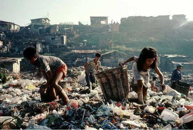 菲律宾最大的贫民窟：与繁华仅一街之隔，每天靠捡富人的垃圾生活