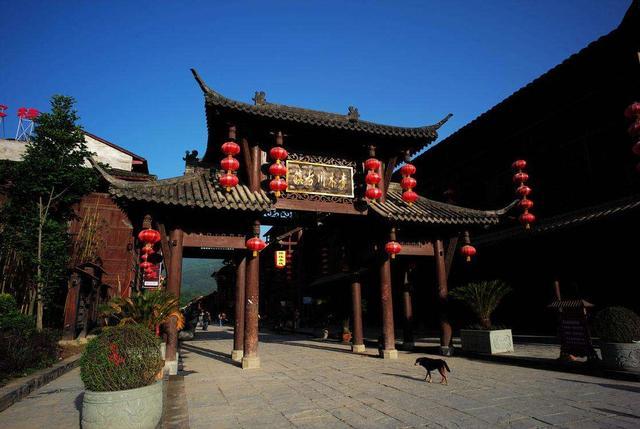 陕西有一座最特别的古镇，村民每天出省旅游，晚上回到家中
