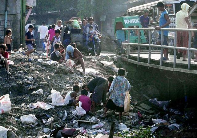 菲律宾最大的贫民窟：与繁华仅一街之隔，每天靠捡富人的垃圾生活