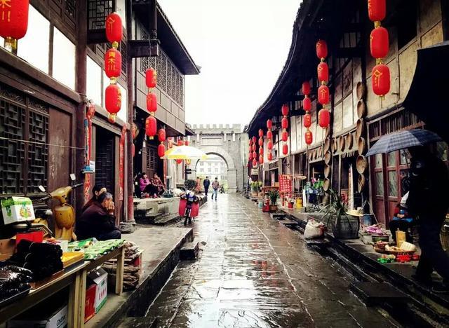 陕西有一座最特别的古镇，村民每天出省旅游，晚上回到家中