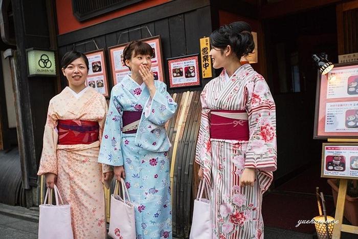 电视剧中看到日本家庭主妇休闲逛街不上班，生活中她们忙什么？