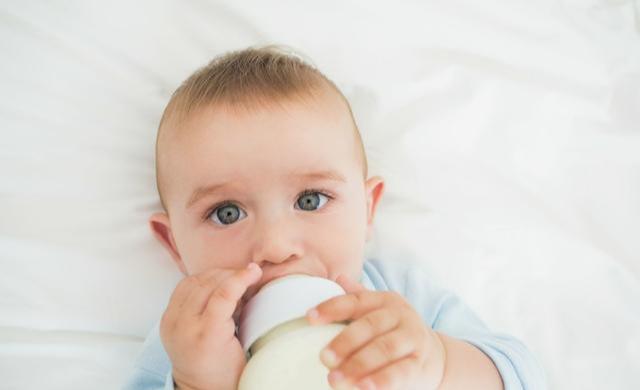 宝宝吃辅食后不愿意喝奶怎么办？可能这3个原因引起，父母要重视