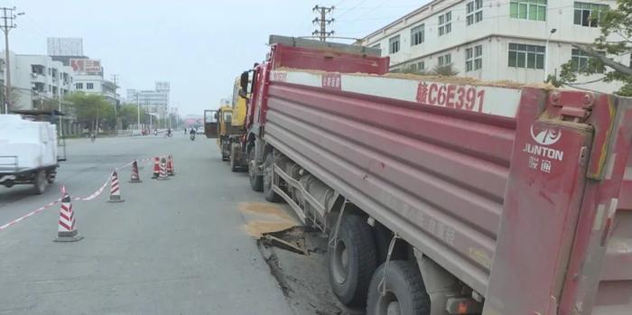 潮州一辆货车超载压塌路面，所幸未造成人员伤亡