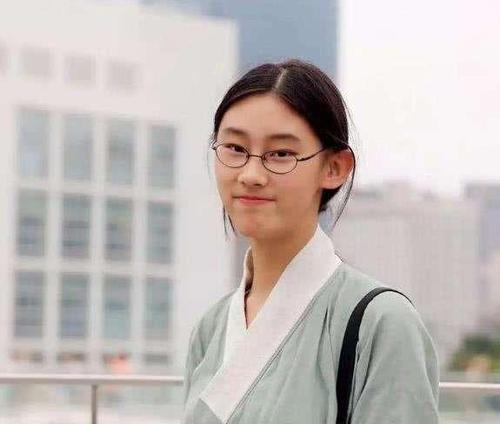 “诗词才女”武亦姝家世曝光，难怪她优秀，父母都是高级知识分子