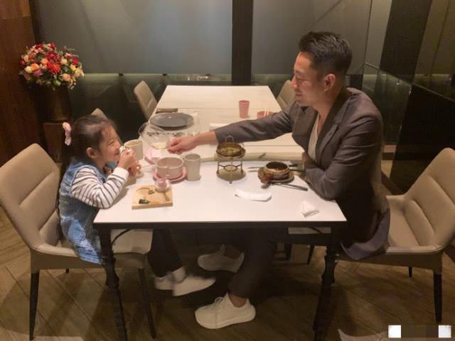 汪小菲撇妻儿与女儿单独约会，爬山看蜥蜴共进晚餐