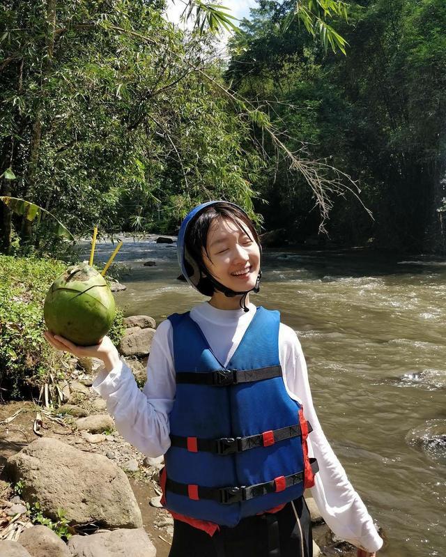 周冬雨获金像奖前哨站影后，张艺谋评：她天生就是为大银幕而生