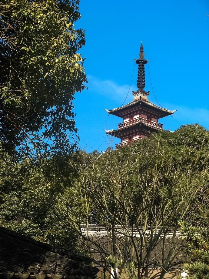 嵌入太湖的半岛的光福古镇，镇中有座1500多年历史的铜观音寺