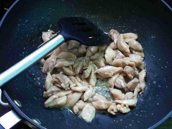芹菜和「它」天生一對，一週吃2次，排出黑宿便，燃脂瘦出小蠻腰