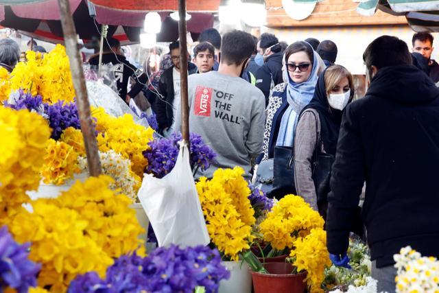 确诊破两万后，部分伊朗民众放弃隔离，手拉手跳舞庆祝节日