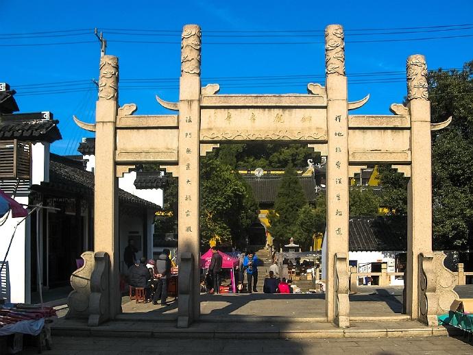 嵌入太湖的半岛的光福古镇，镇中有座1500多年历史的铜观音寺