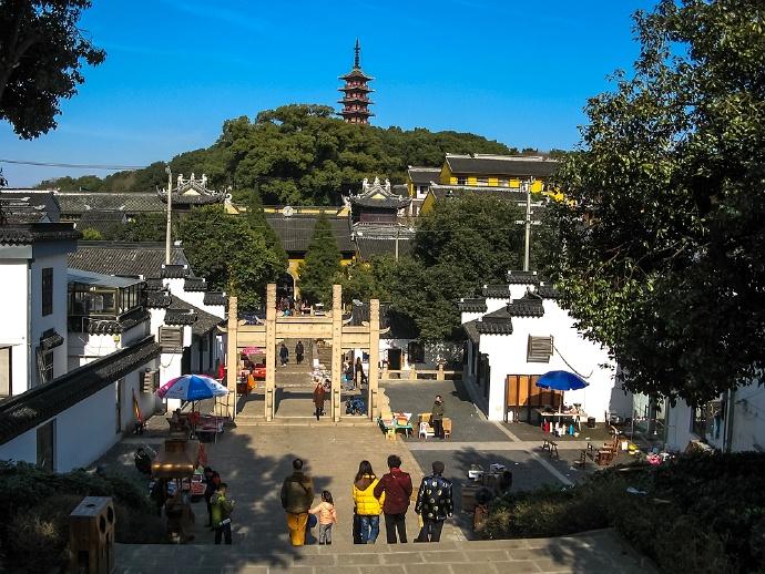 嵌入太湖的半岛的光福古镇，镇中有座1500多年历史的铜观音寺