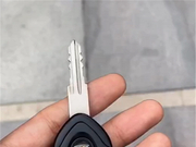 改“特斯拉标”的路特斯跑车，4.6秒破百，还挂两地牌，车牌吸睛