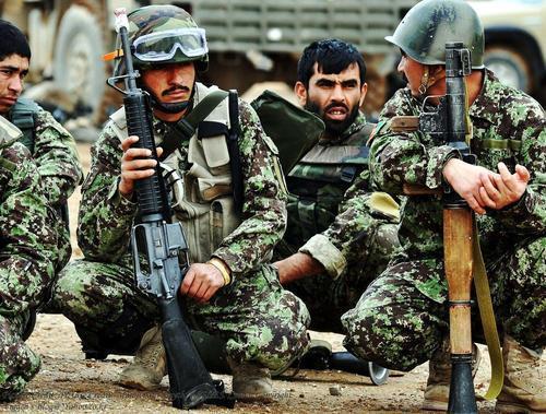 印度敢卖，阿富汗敢买：着防弹衣的阿富汗士兵，连人带甲被击穿