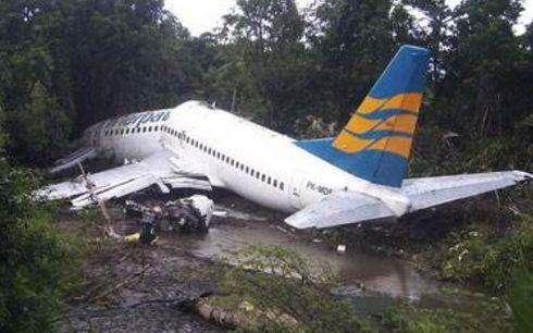 机长让15岁儿子驾驶飞机，最终飞机坠落山区，75名乘客无一人幸存