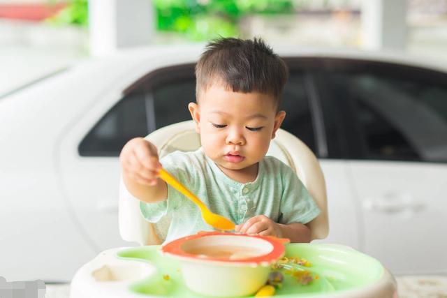 不要再怪宝宝不肯吃饭了，原因多是出在以下两个方面