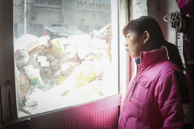 年轻女孩身患重症男友离她而去，父亲又撂下狠话：想活命自己掏钱