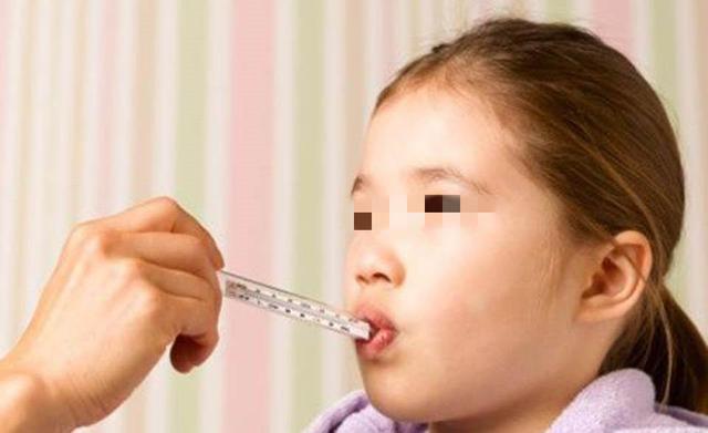 3岁女孩误食水银，奶奶非要先“吃菜”再送医，医生：比我高明