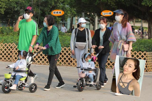 熊黛林一家人外出散步，亲家母合体带孙女，一家人幸福和谐