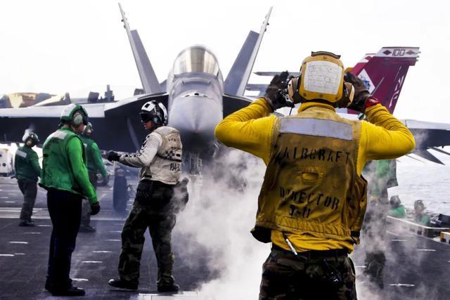 美军航母8名水兵感染“新型冠状病毒”，刚从中国南海招摇而过！