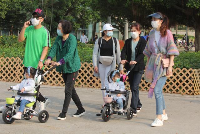 熊黛林一家人外出散步，亲家母合体带孙女，一家人幸福和谐