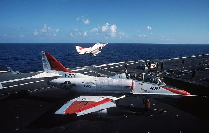 蕴藏巨大战力的小飞机，美军A-4天鹰攻击机难怪服役这么久