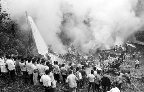 桂林11.24空难：141人无一完整尸体，40吨飞机残骸至今下落成谜
