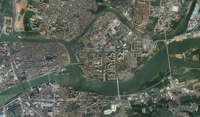 卫星上看广东东莞石龙镇：被东江环抱，是国家历史文化名镇