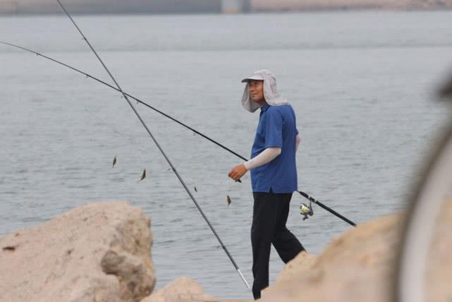 海边咸淡水交汇处钓“沙光鱼”嘴大贪吃，一竿能钓上四五条