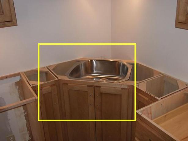 同样都是小厨房，他家把水槽挪到橱柜拐角处，见缝插针放下3个槽